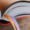 Livres classés avec des marque-pages colorés représentant différents tropes littéraires