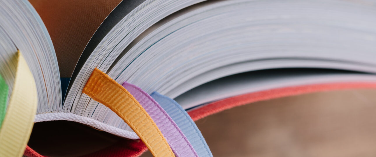 Livres classés avec des marque-pages colorés représentant différents tropes littéraires