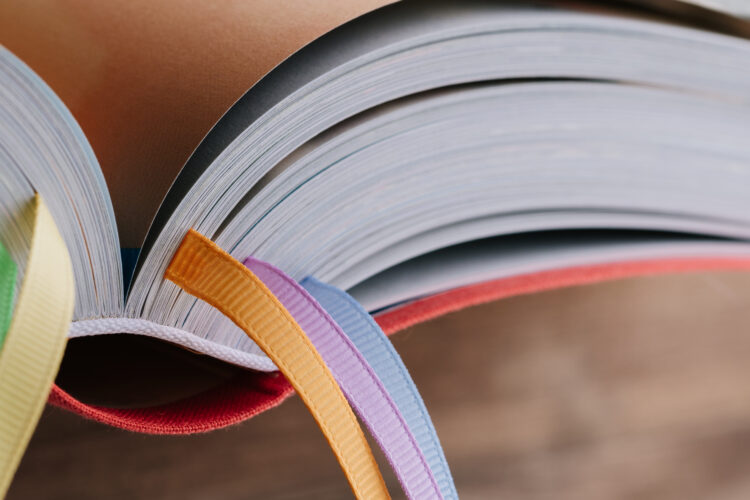 Livres classés avec des marque-pages colorés représentant différents tropes littéraires